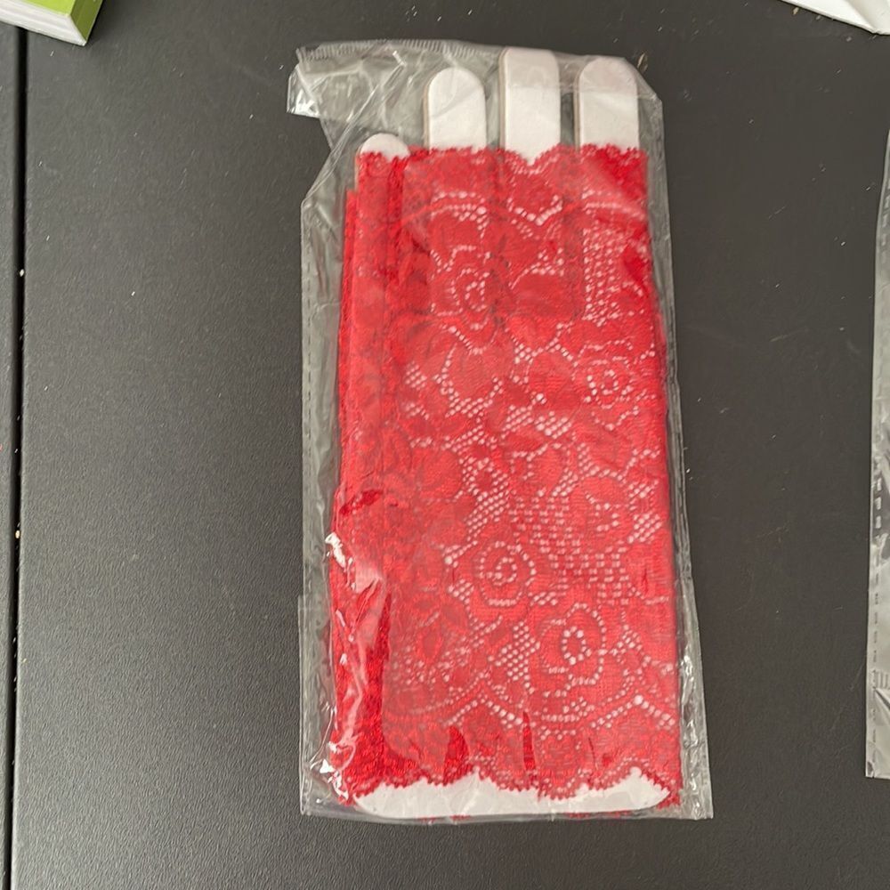 RED LACE FINGERLESS SLEEVE CUFFS - Picture 2 of 2